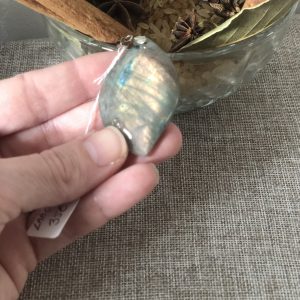 🌿 Pendentif en labradorite